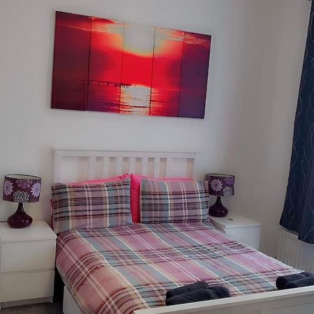 2 Bed 1St Floor Apartment-Own Entrance & Parking Portsmouth Esterno foto