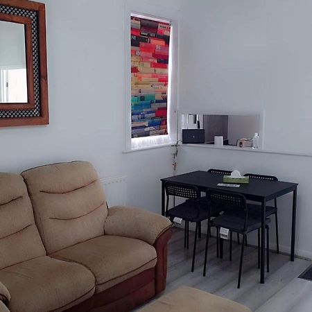 2 Bed 1St Floor Apartment-Own Entrance & Parking Portsmouth Esterno foto
