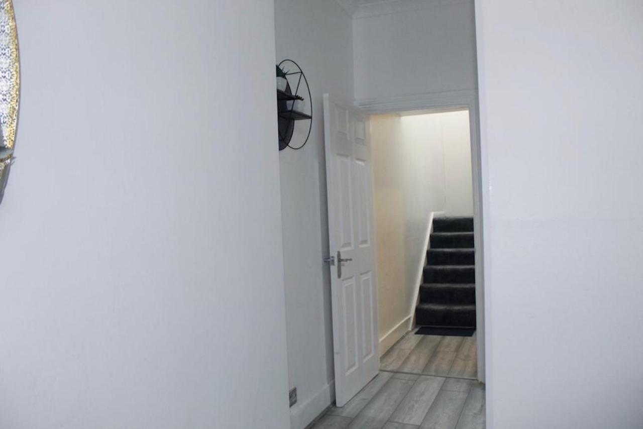 2 Bed 1St Floor Apartment-Own Entrance & Parking Portsmouth Esterno foto