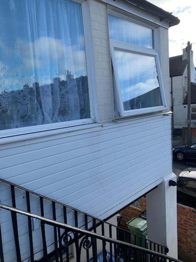 2 Bed 1St Floor Apartment-Own Entrance & Parking Portsmouth Esterno foto