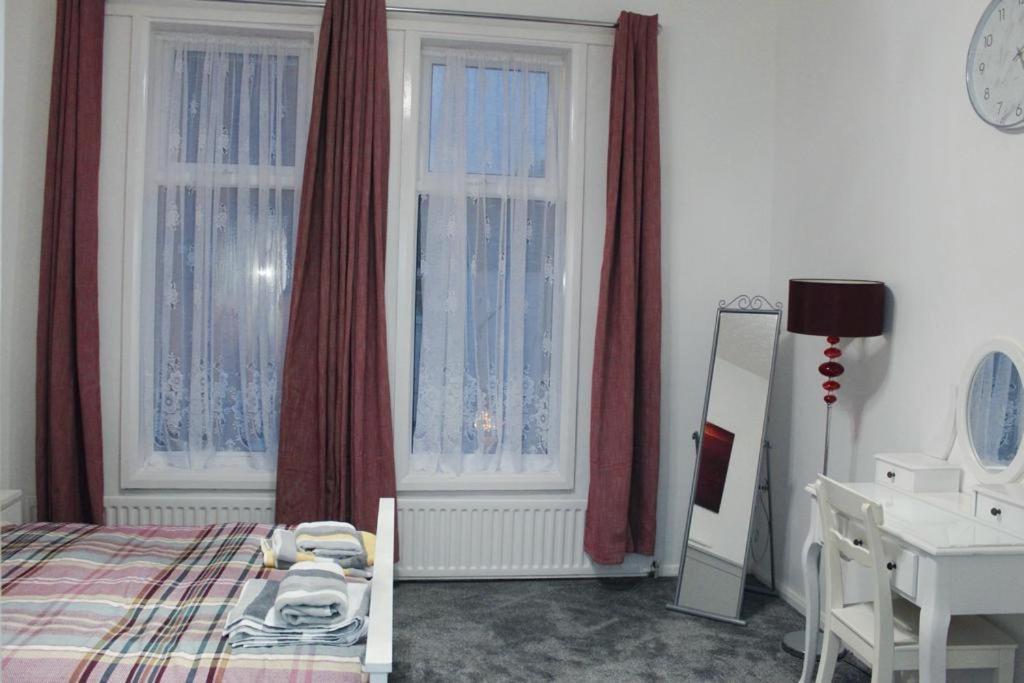 2 Bed 1St Floor Apartment-Own Entrance & Parking Portsmouth Esterno foto