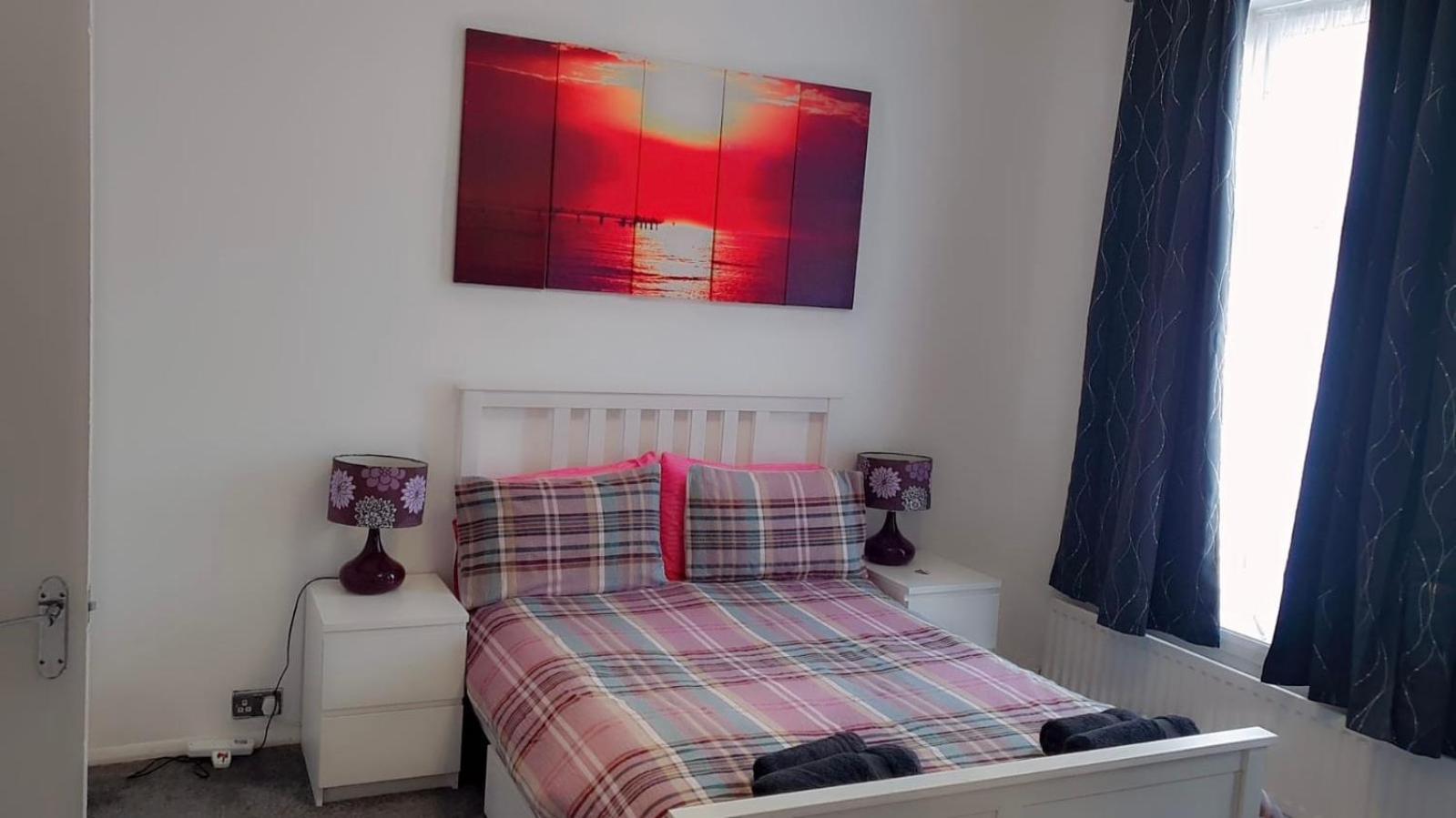 2 Bed 1St Floor Apartment-Own Entrance & Parking Portsmouth Esterno foto
